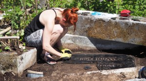 04 Červnové čištění náhrobků na hřbitově ve Svatoboru   